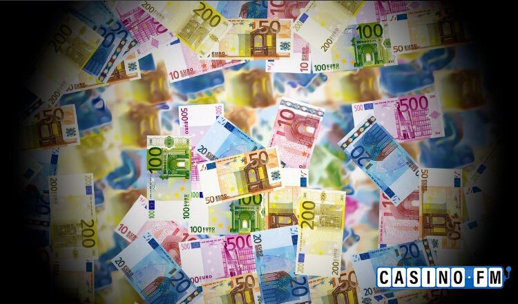Euro-Scheine auf einem Haufen | casinoFM Markenbild