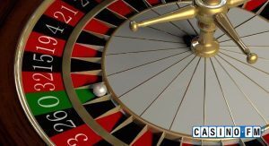 Roulette-Rad mit Kugel auf 0 | casinoFM Markenbild