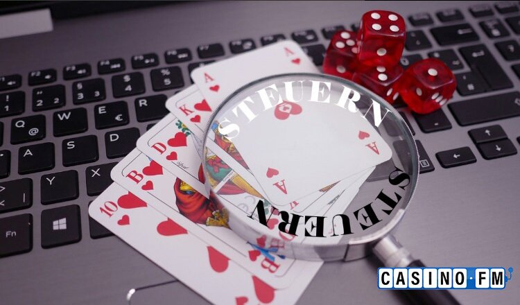 Spielkarten, Würfeln und Laptop unter der Lupe | casinoFM Markenbild