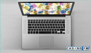 Laptop mit Bargeld auf dem Bildschirm | casinoFM Markenbild